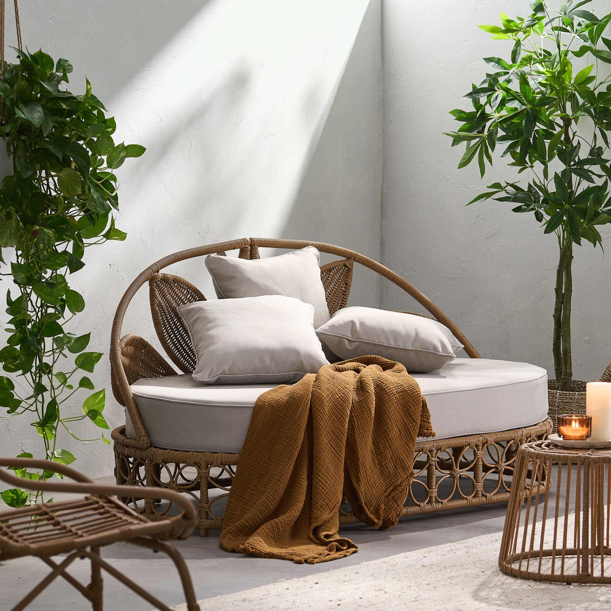 Round wicker daybed hotsell